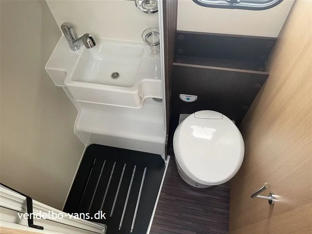 Billede 9 - 2024 - McLouis Mc4 239 Enkeltsenge over garagen og stort skylight over forsæder/ L- siddegruppe