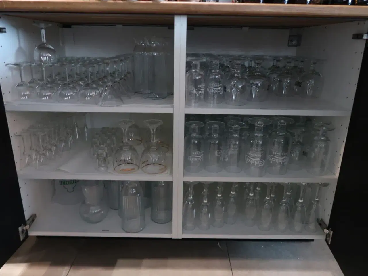 Billede 1 - Stort parti øl & vinglas i skab