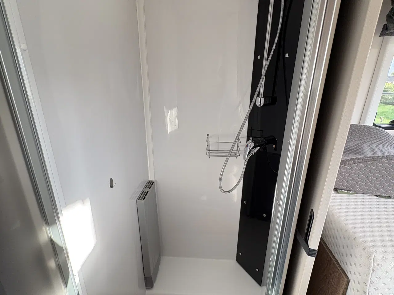 Billede 13 - Dethleffs I7057 EBL med face-to-face siddegruppe