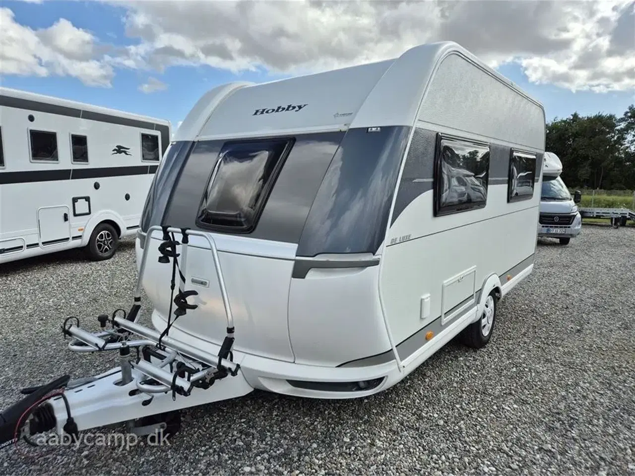 Billede 4 - 2023 - Hobby De Luxe 400 SFE   Posemarkise. mower med fj.betjening . vippebar cykelstativ til to cykler. FMT smart tv. Elektrisk Gulvvarme.