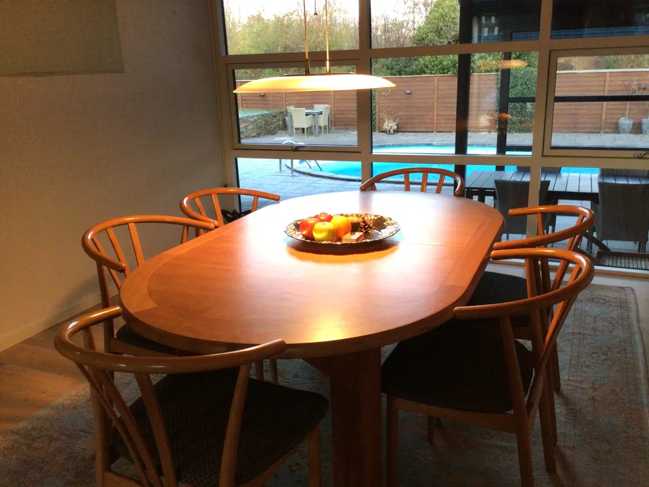 Billede 1 - Spisebord med 6 stole og lampe