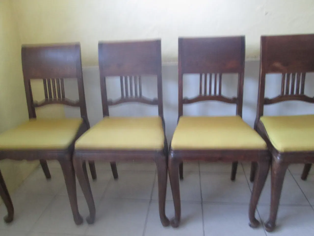 Billede 2 - 4 ældre Spisestuestole i egetræ