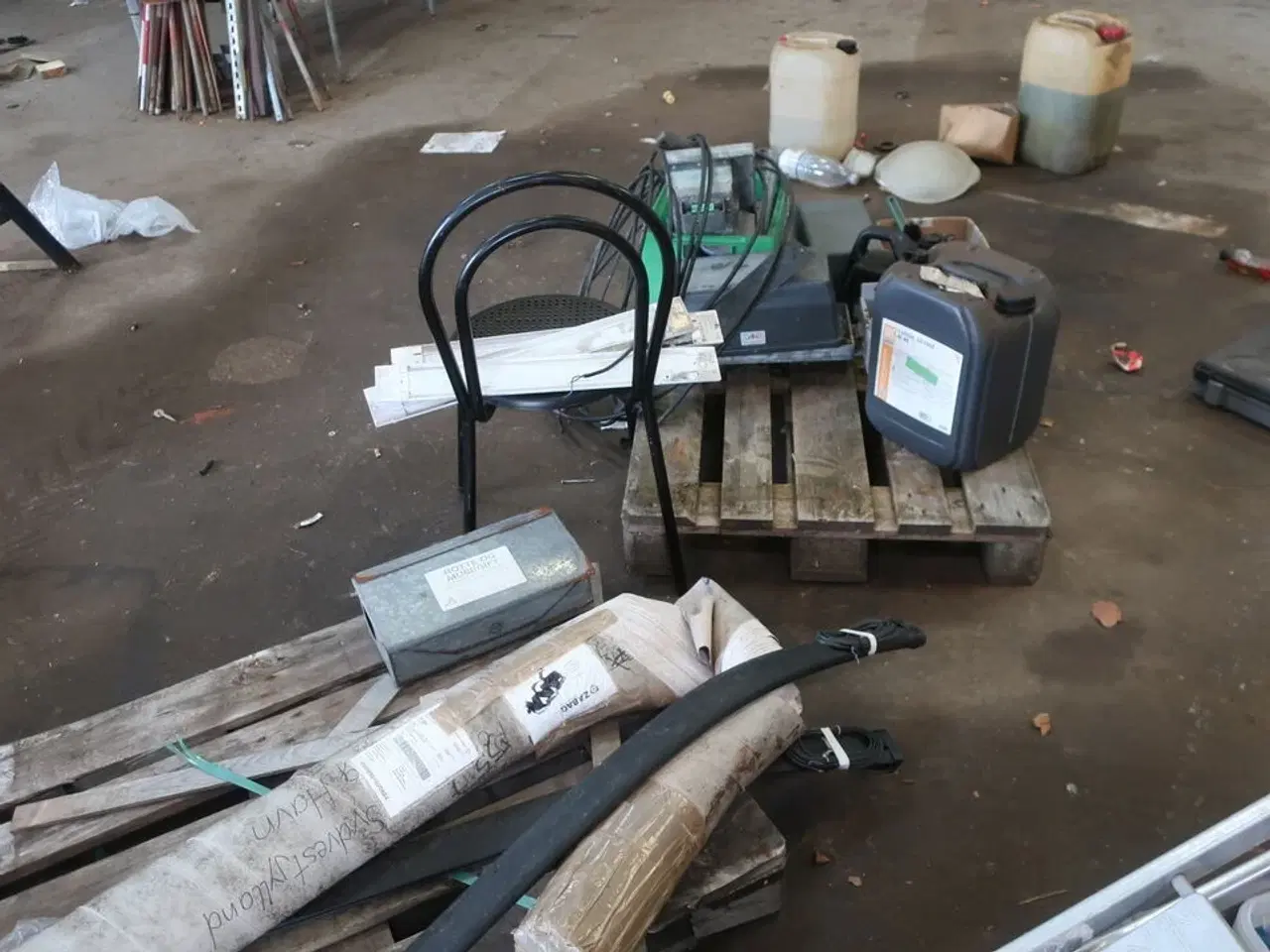 Billede 10 - 2 stk. rullebukke, paller, reoler, reservedele, værktøj, stiger m.m.