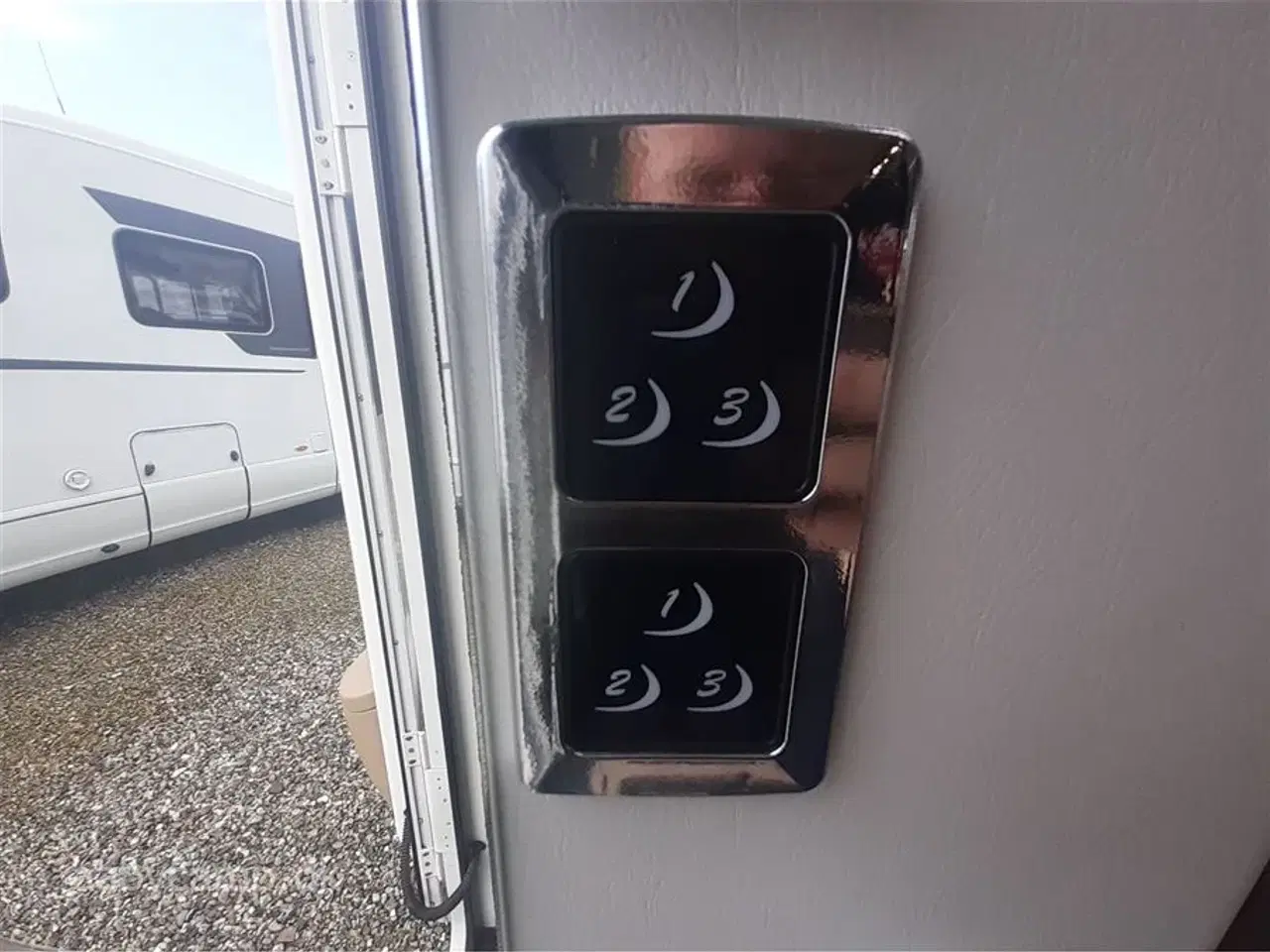 Billede 17 - 2020 - Benimar Amphitryon 997   NK-pakke. automatgear. solceller. ovn. lædersæder. queensbed.