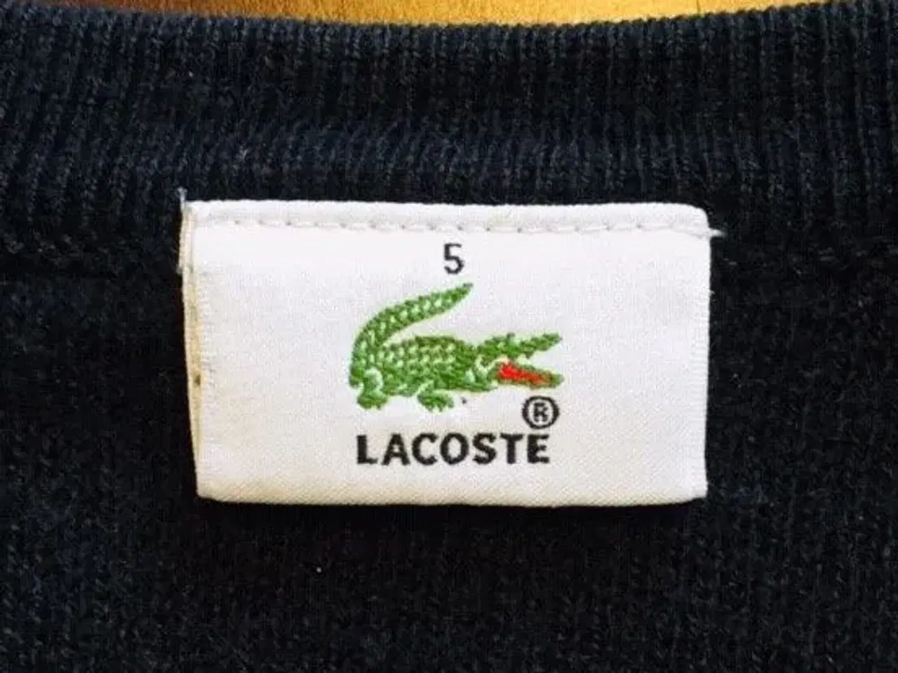Billede 3 - Sort v-halset Lacoste sweater i 5/L/42