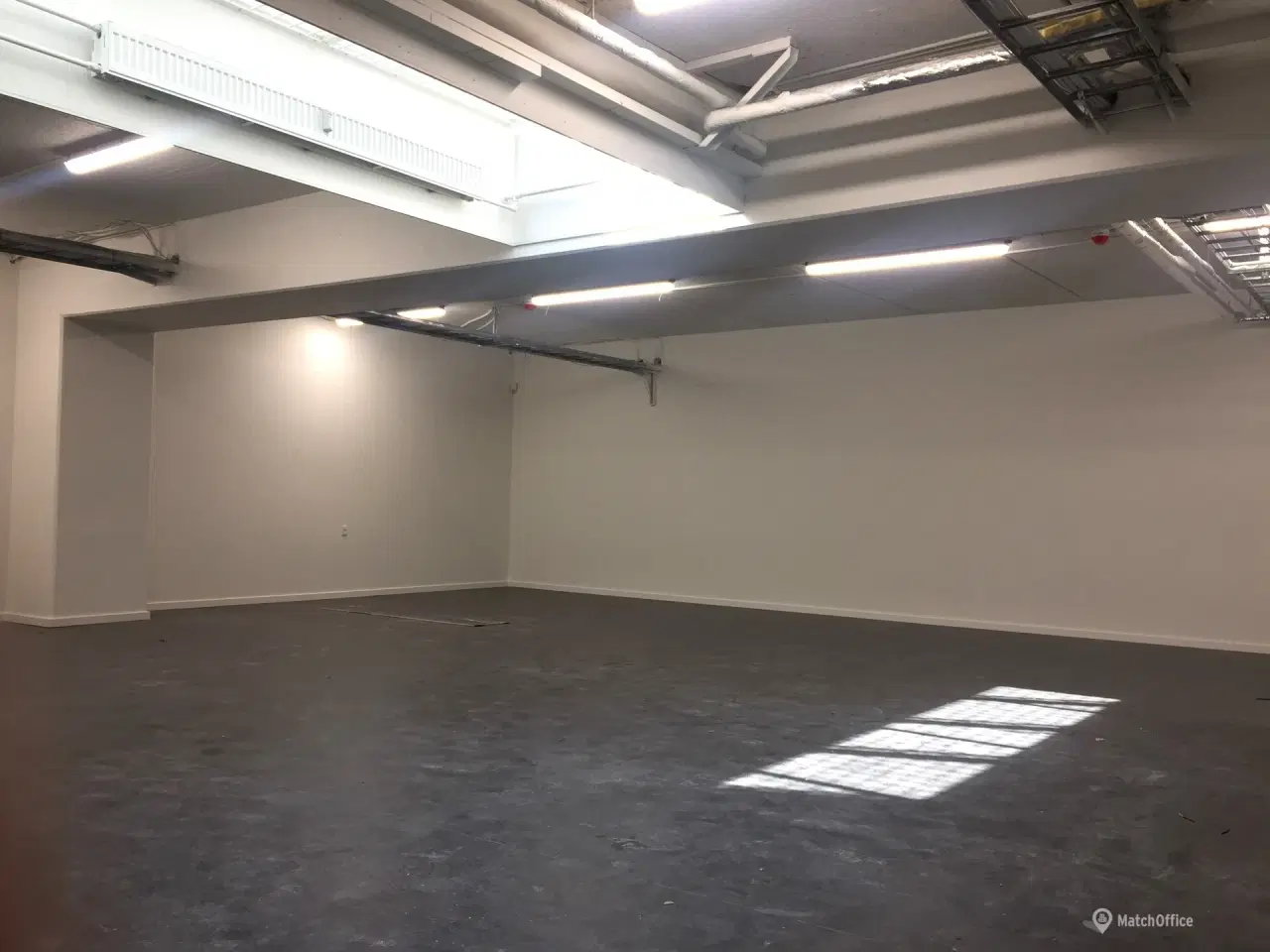 Billede 10 - Stor lager m. vareelevator og istandsat kontor med klimaanlæg