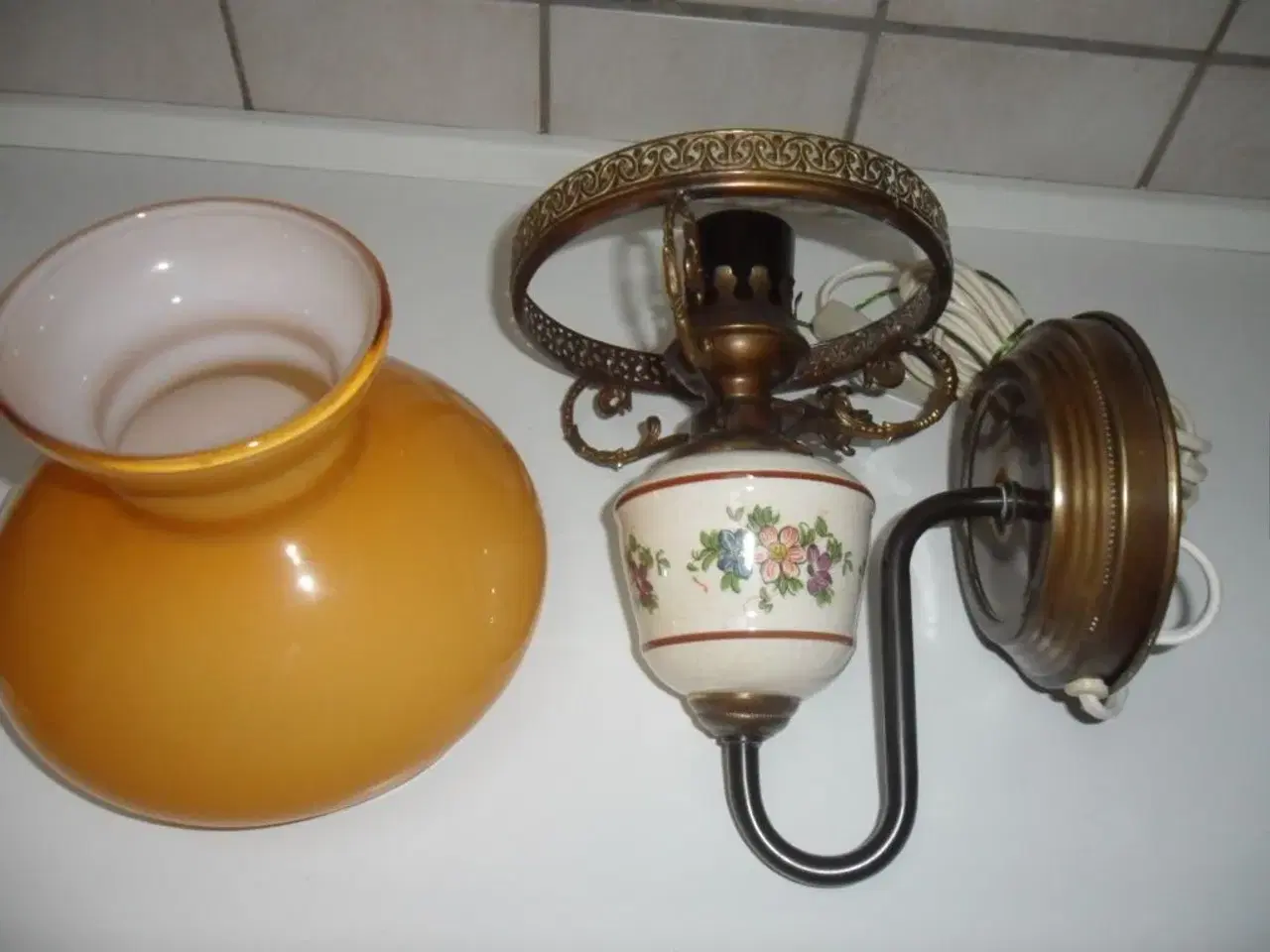 Billede 2 - Lampet med keramiksokkel og gylden skærm