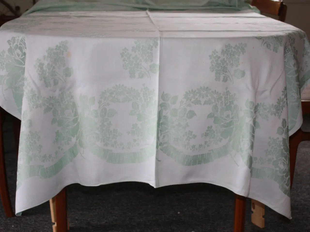 Billede 2 - Lys grøn dug med 11 servietter, 125 x 235 cm