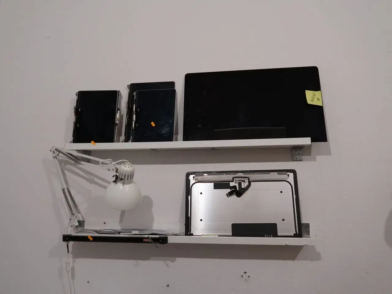 Billede 3 - El. hæve/sænke skrivebord samt 2 stk. hylder med indhold