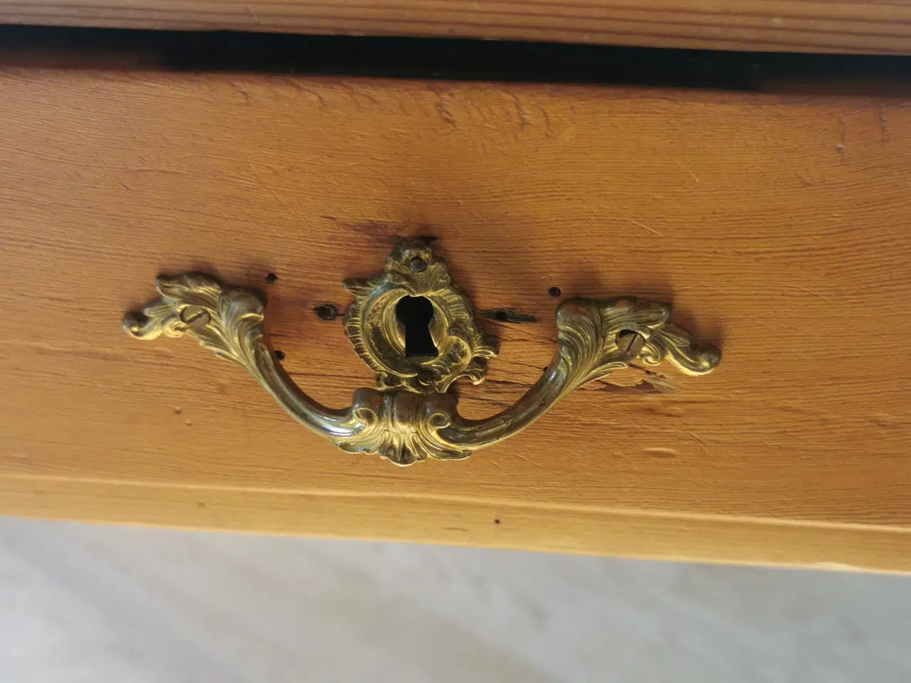 Billede 2 - Ældre, velholdt, lakeret skrivebord med "bagkant".