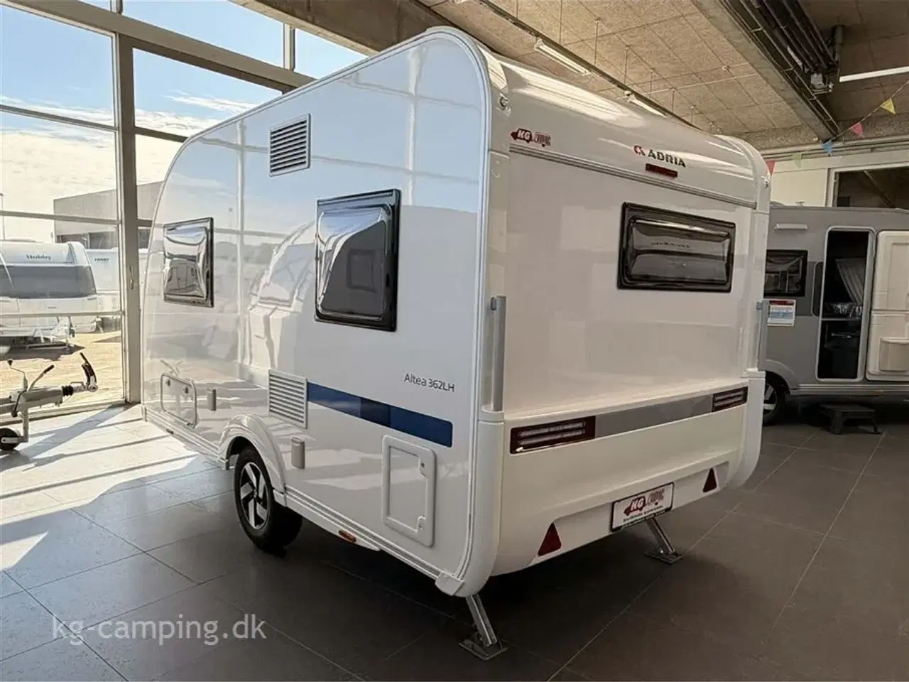 Billede 2 - 2026 - Adria Altea 362 LH   Adria Altea 362 LH - Klar til eventyr - Enkeltsenge - Stort 140L Køleskab