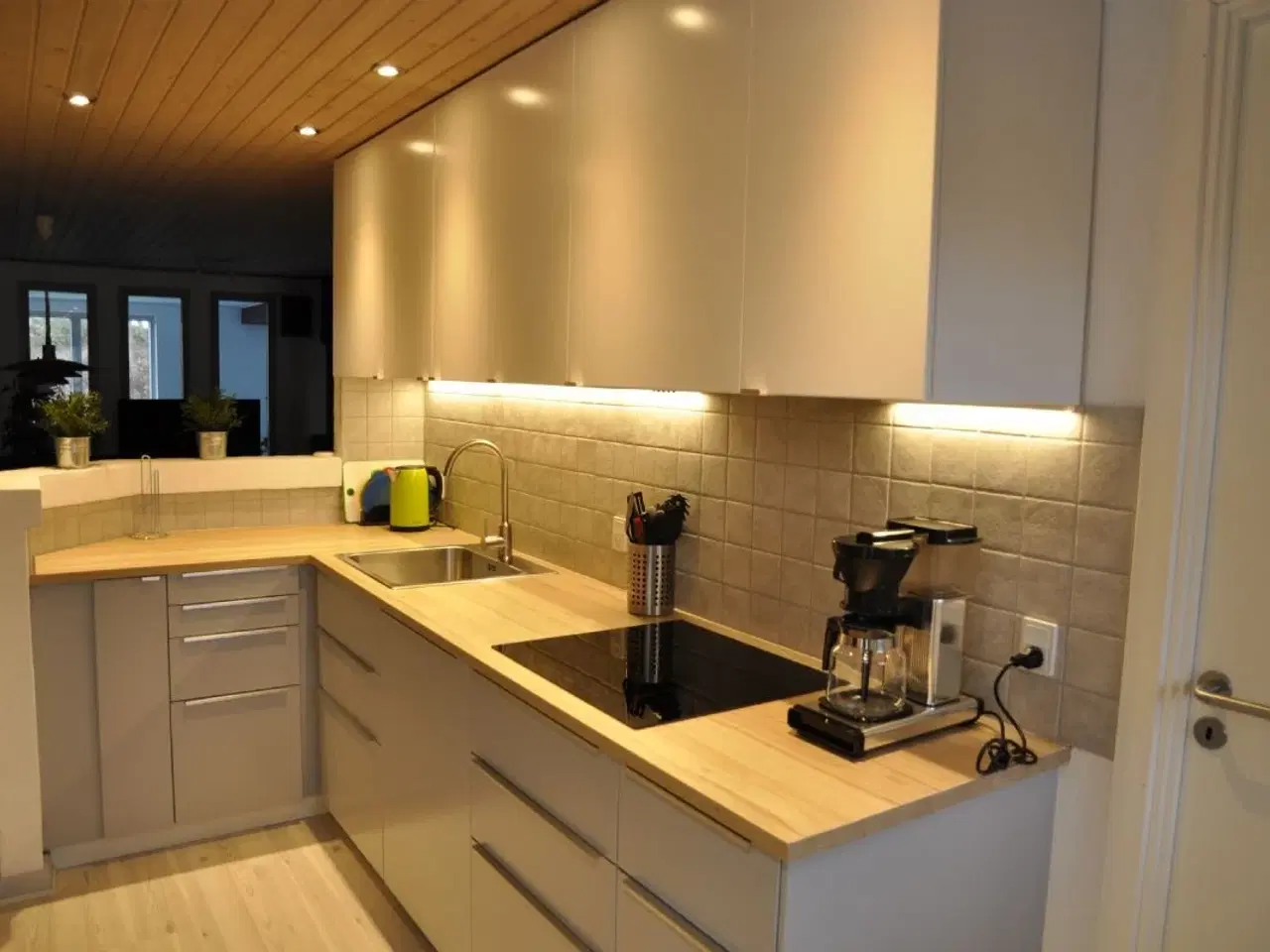 Billede 5 - JUELSMINDE - LUKSUSSOMMERHUS 140 kvm, til 10 personer MED POOL, SPA & SAUNA, Gratis interrnet, 
Super hyggeligt Poolhus 
2 stk varmepumper
Br�ndeovn
Velegnet til familie hygge sammenkomster.