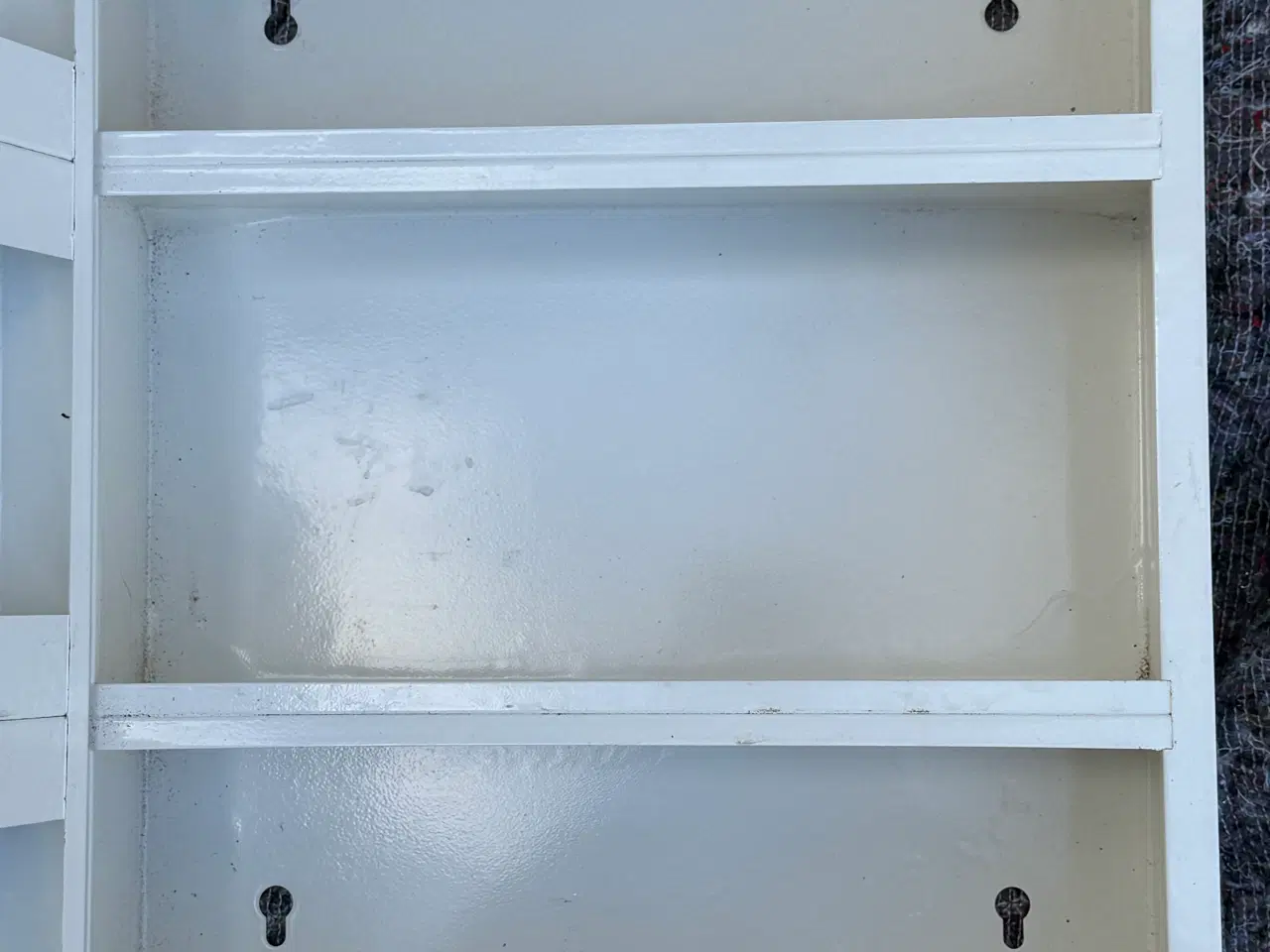 Billede 7 - IKEA medicinskab i metal m. lås og to nøgler.