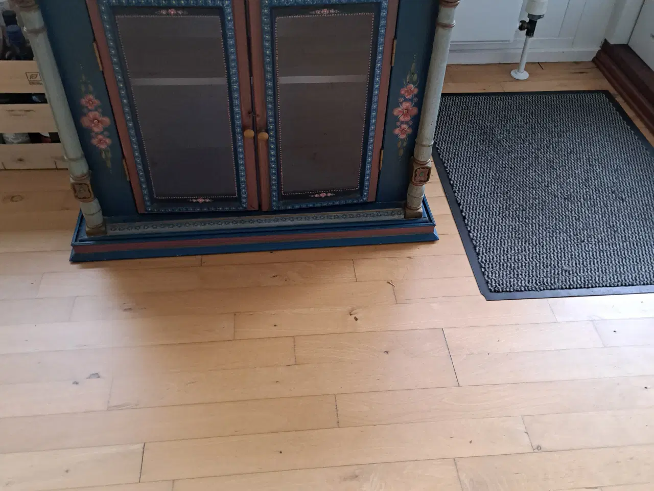 Billede 1 - Vitrine til vægophæng, skab på høje ben