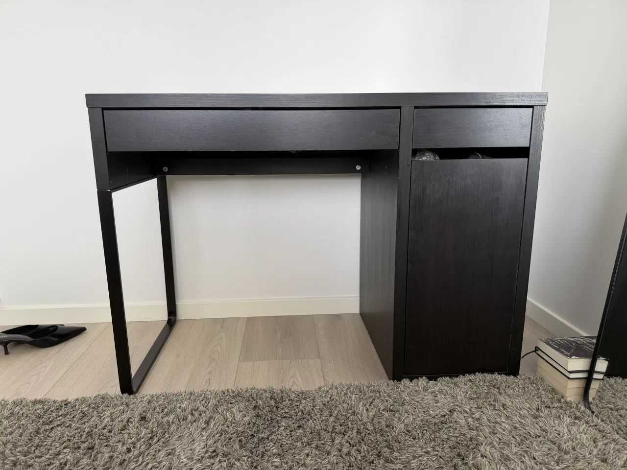 Billede 1 - Skrivebord i sortbrun, 105x50 cm