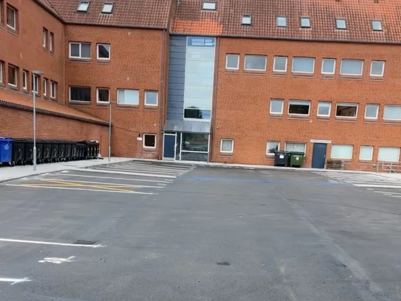 Billede 2 - Fast p-plads til leje i trygt gårdmiljø.