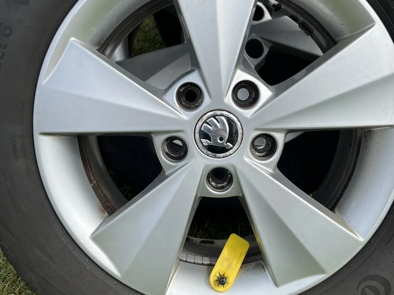 Billede 1 - Skoda Alu fælge inkl. næsten nye Conti dæk.
