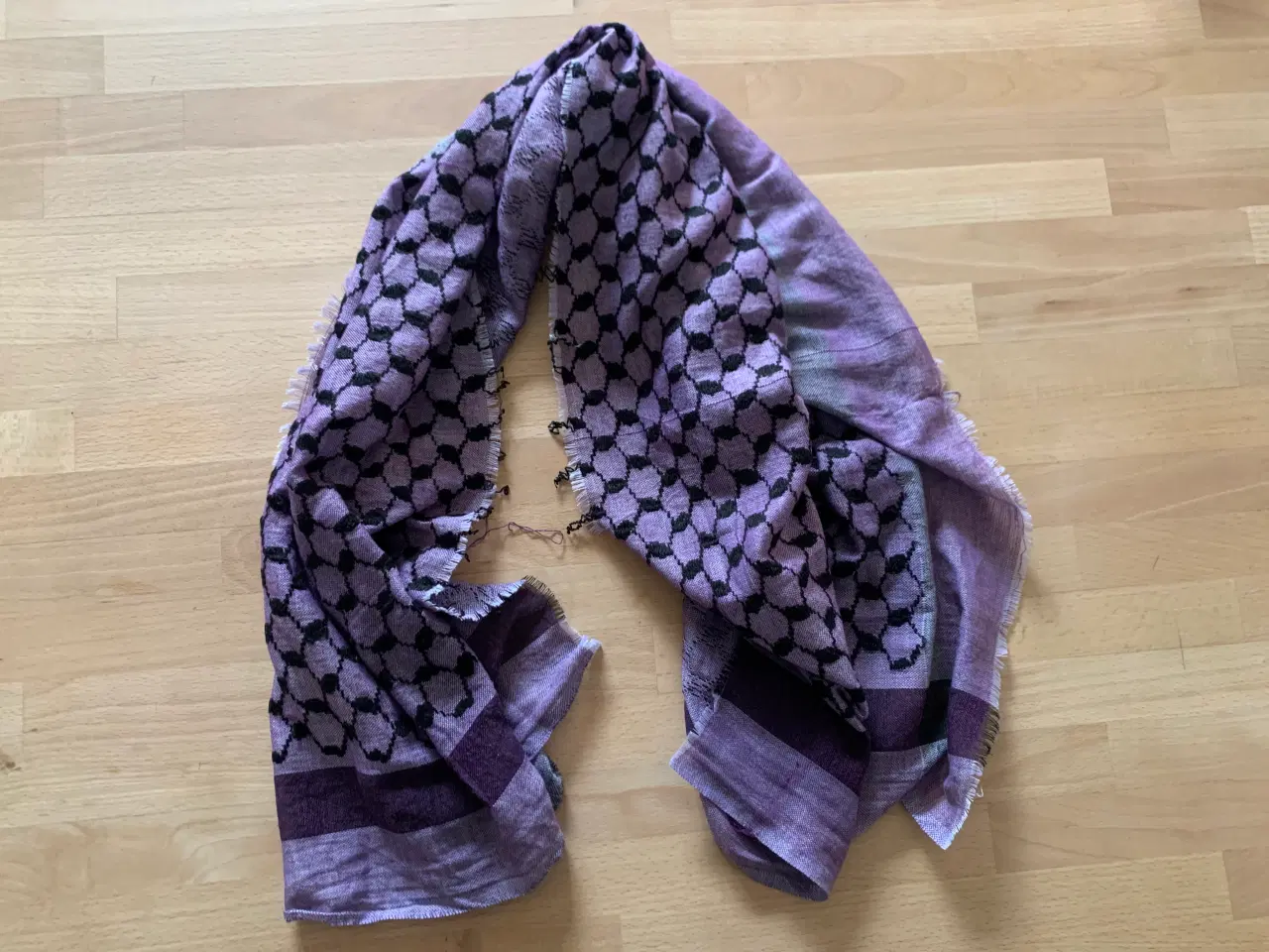 Billede 2 - 2 palæstinenser-tørklæder, købt i Mellemøsten