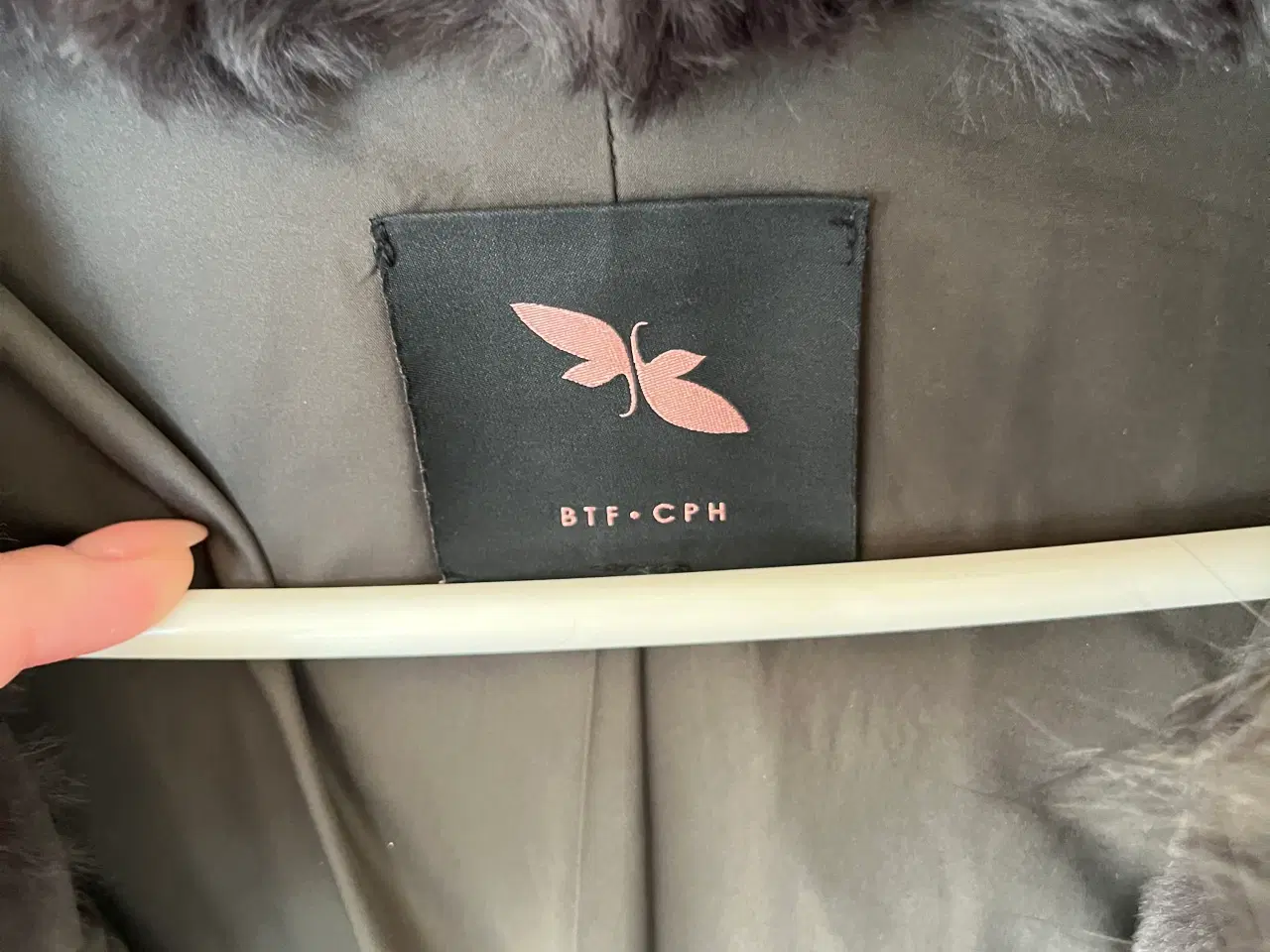 Billede 2 - Grå pelsjakke i kaninpels med stor pelskrave