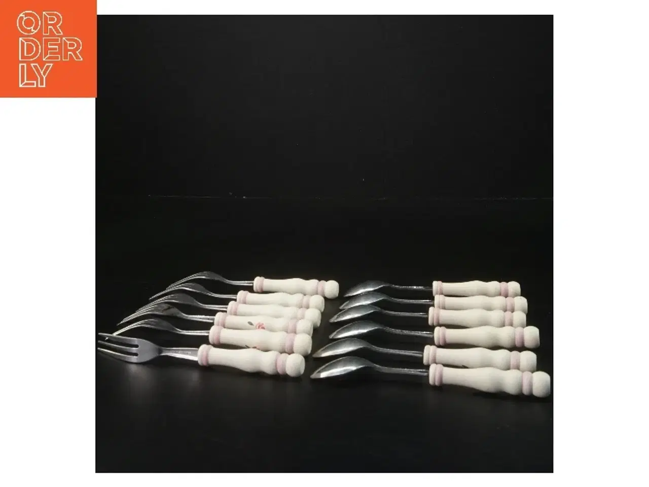 Billede 3 - Sæt med gafler og skeer med rose motiv (str. 14x2 cm)