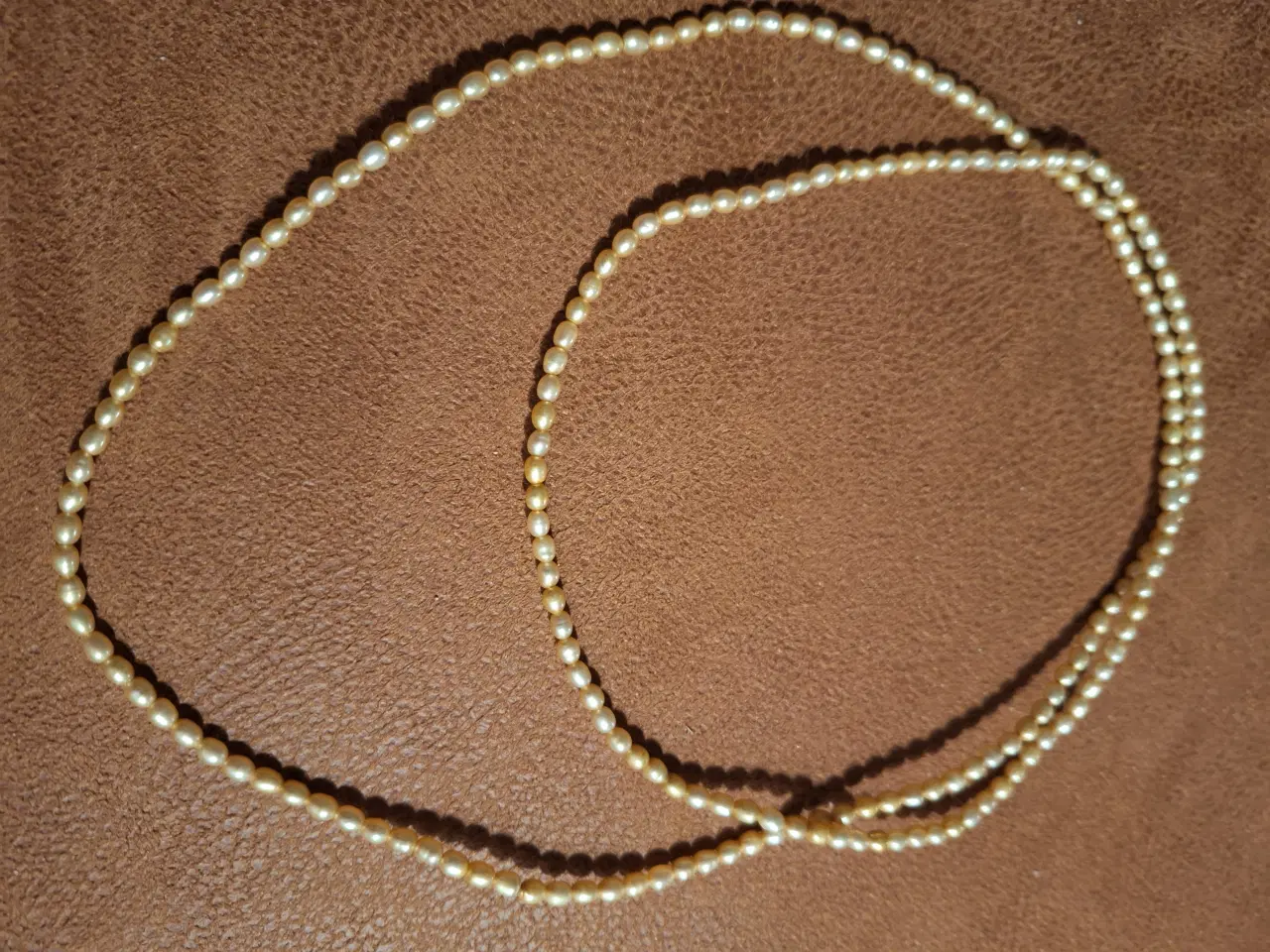 Billede 4 - Halskæde af gyldne perler 