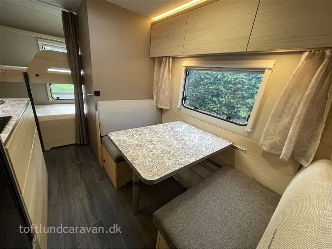 Billede 9 - 2024 - Weinsberg CaraCito 470 QDK E-power   Fremtræder som NY, LAV VÆGT KUN 955 KG, 6 SOVEPLADSER m/ FULDAUT. MOVER + KLIMA + udstyr.