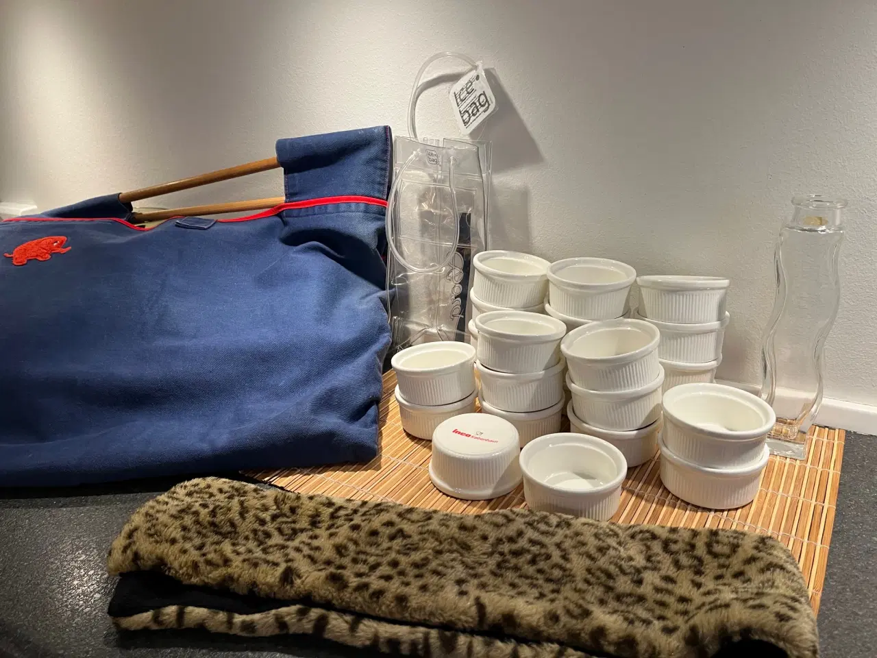 Billede 2 - Vintage blå pusletaske m/rød detaljer+elefantmotiv