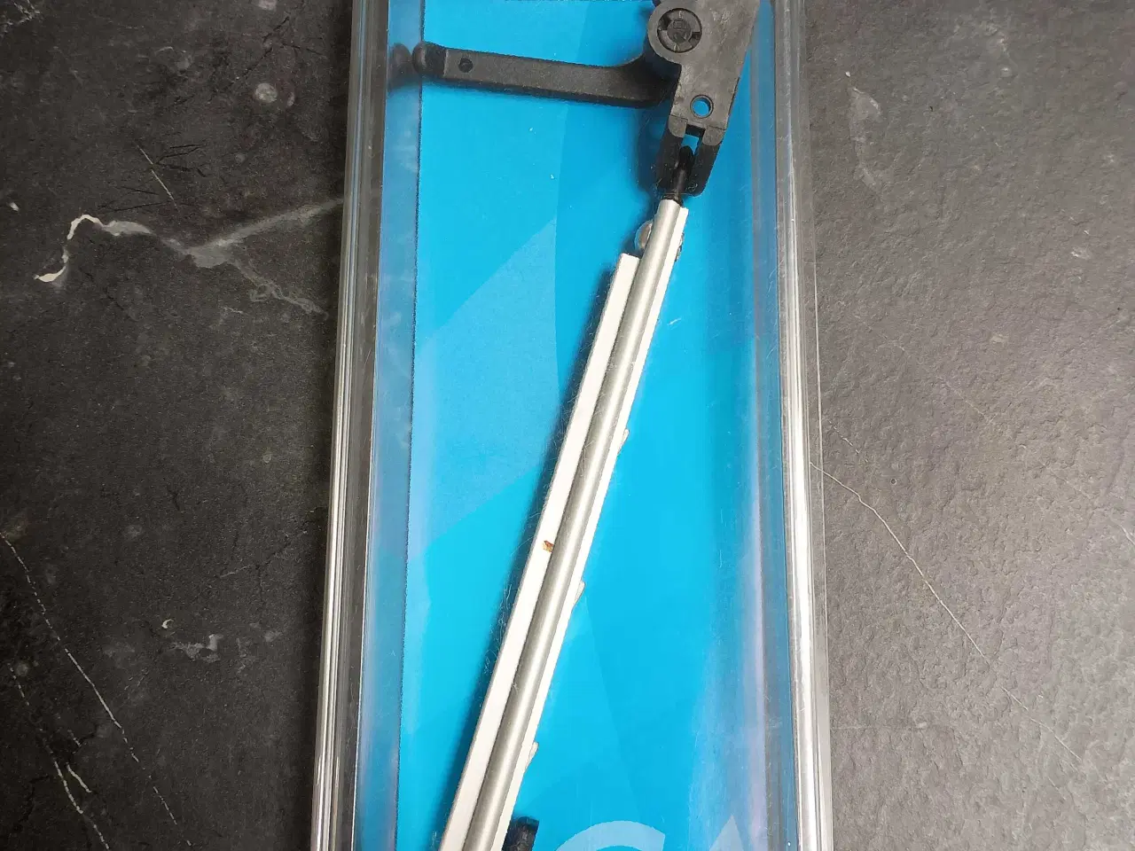 Billede 3 - vindues låse og udskyder til Adria campingvogn