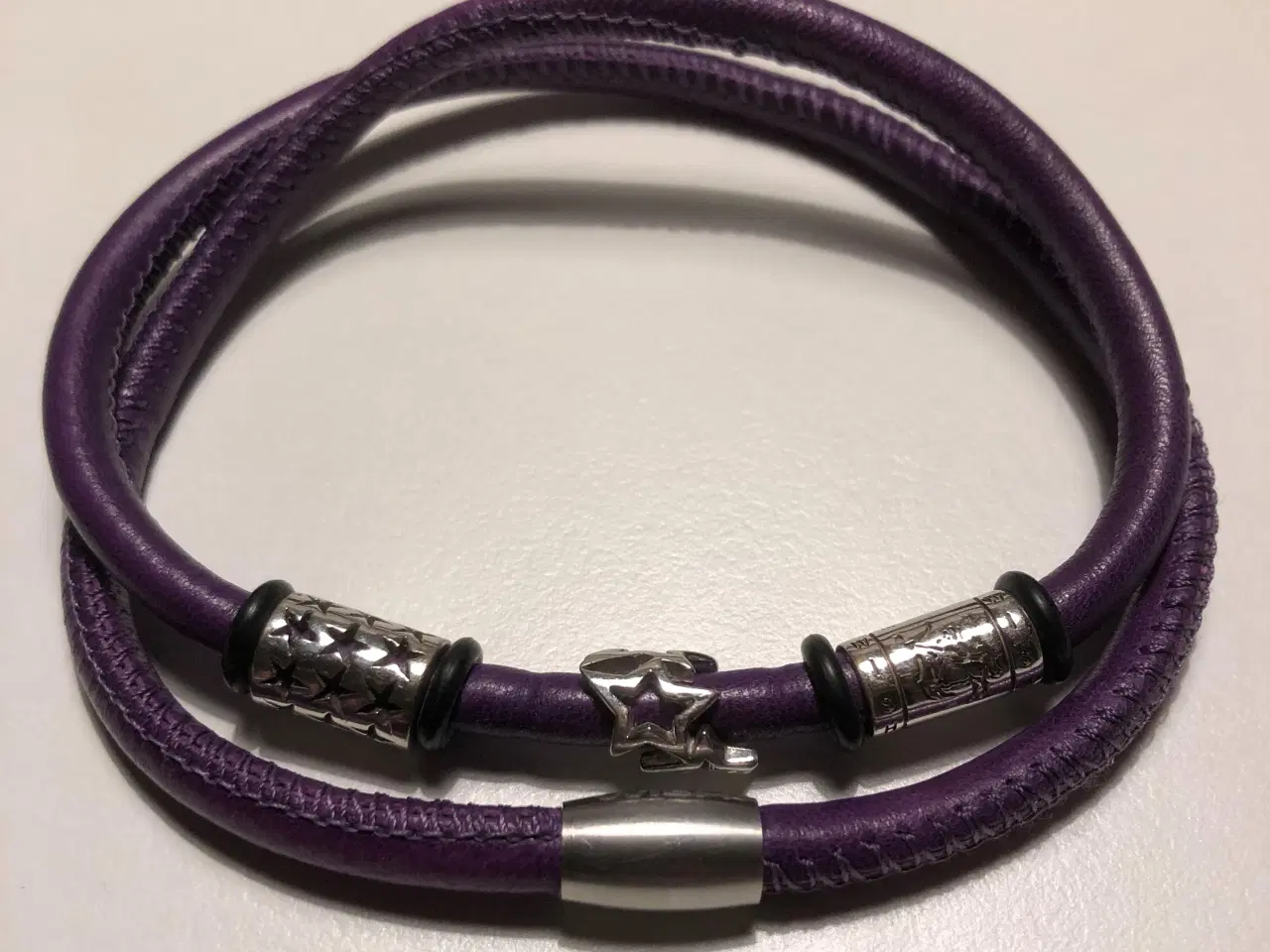 Billede 1 - Wish læder armbånd med 3 charms, lilla.