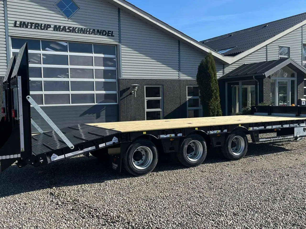 Billede 10 - Tyrone 19TLL Affjedret træk og affjedret aksler. Med hydrauliske ramper og værktøjskasse