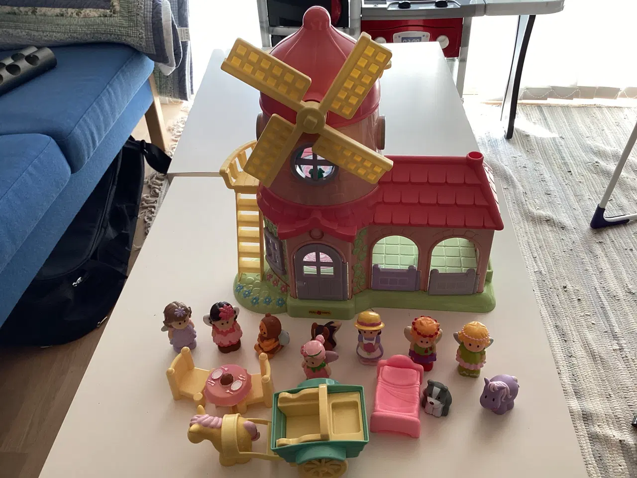 Billede 1 - Fint legehus fra Play2Learn med figurer mm.