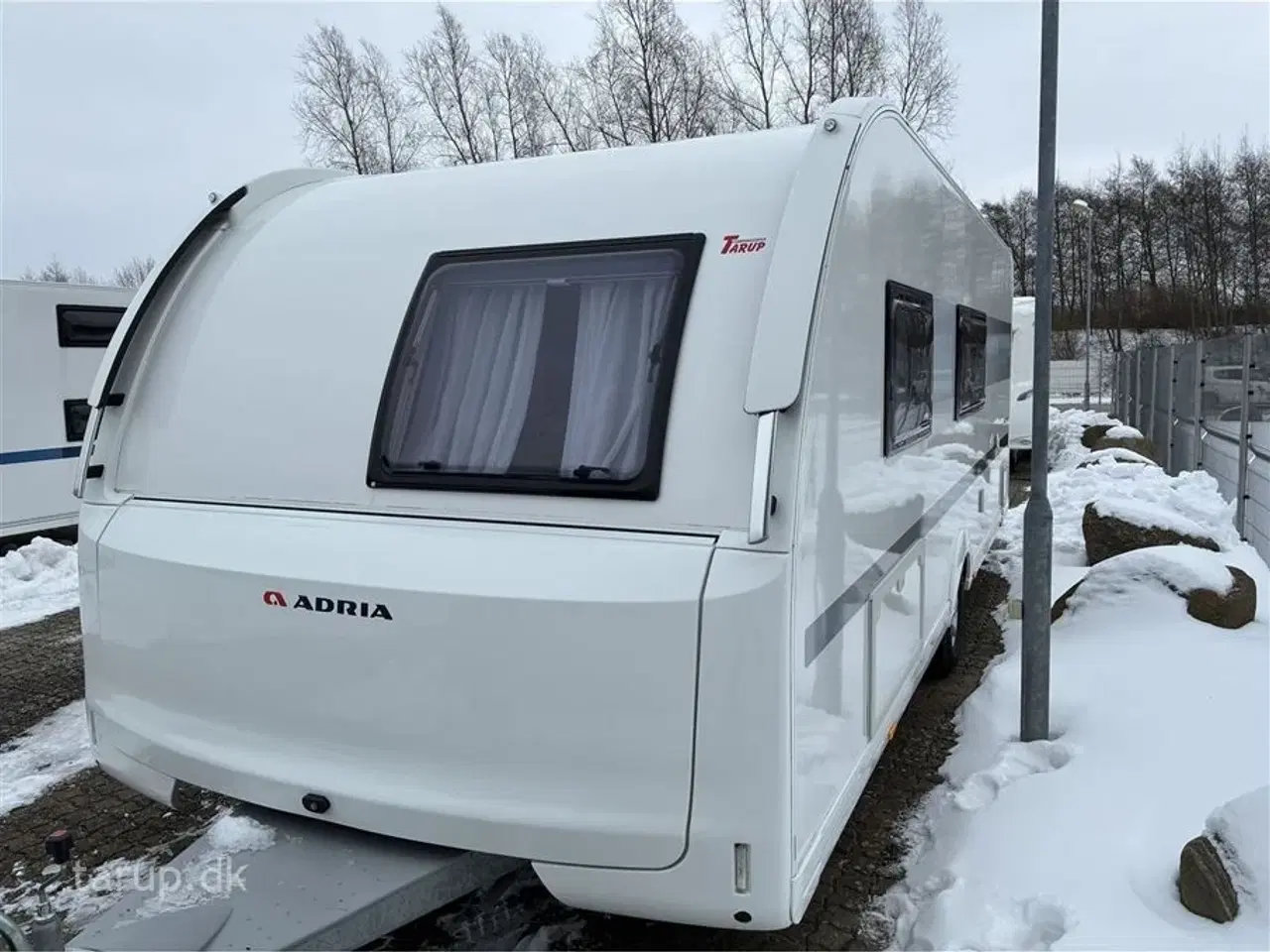 Billede 3 - 2021 - Adria Adora 613 PK Truma SX mover, Combifyr, Køjer og dobbeltseng, rund-siddegruppe og el-gulv-varme, 142 l. stort køleskab m/ frys, bluetooth højttalere, USB