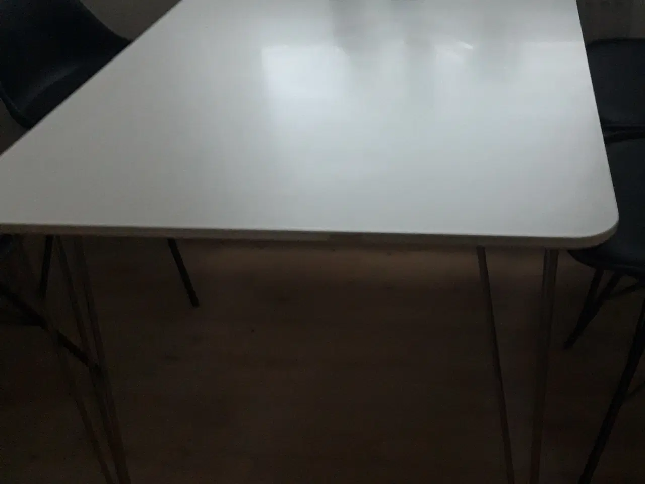 Billede 5 - Køkkenbord og 4 stole 