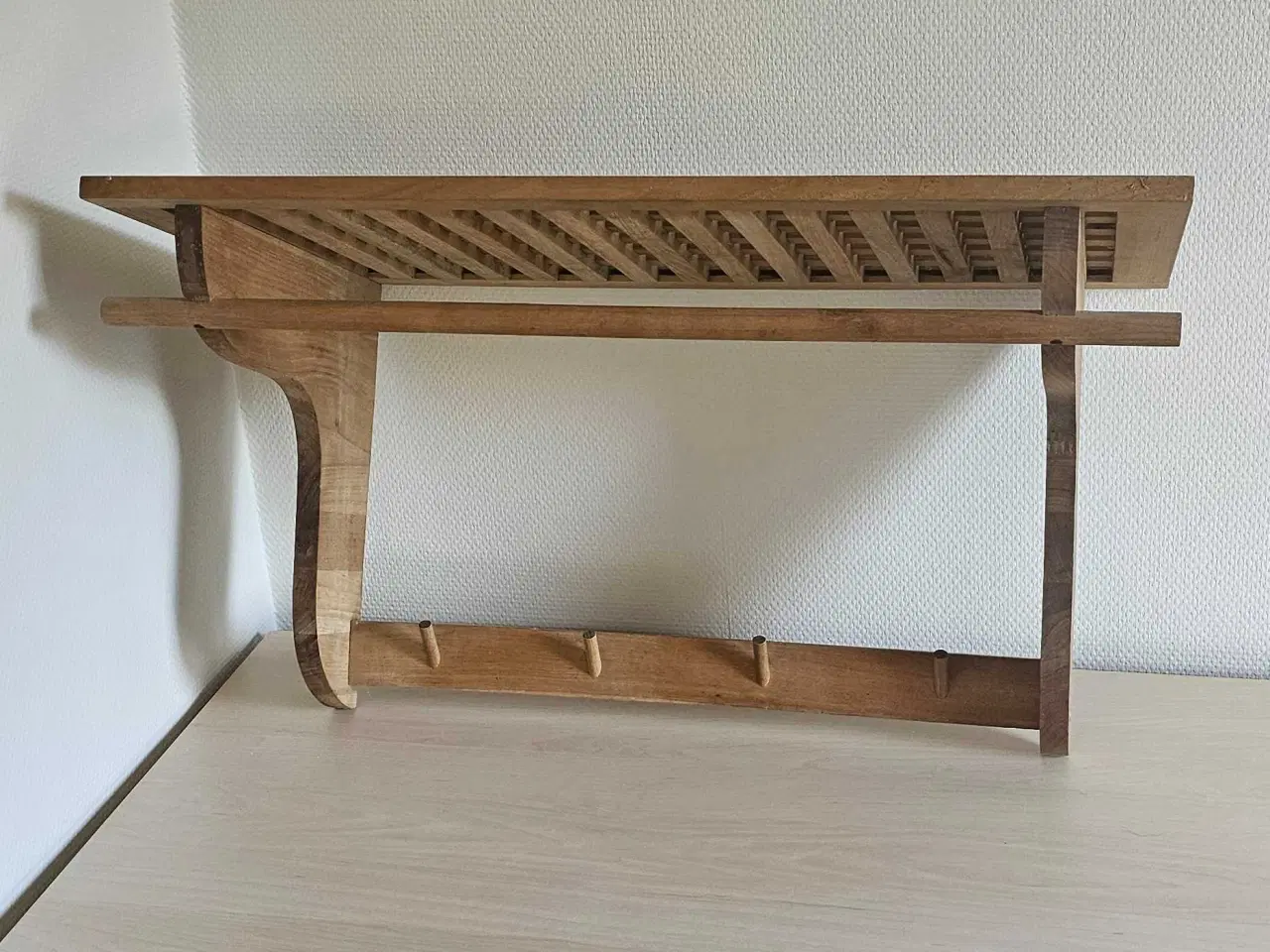 Billede 3 - Hylde med knager