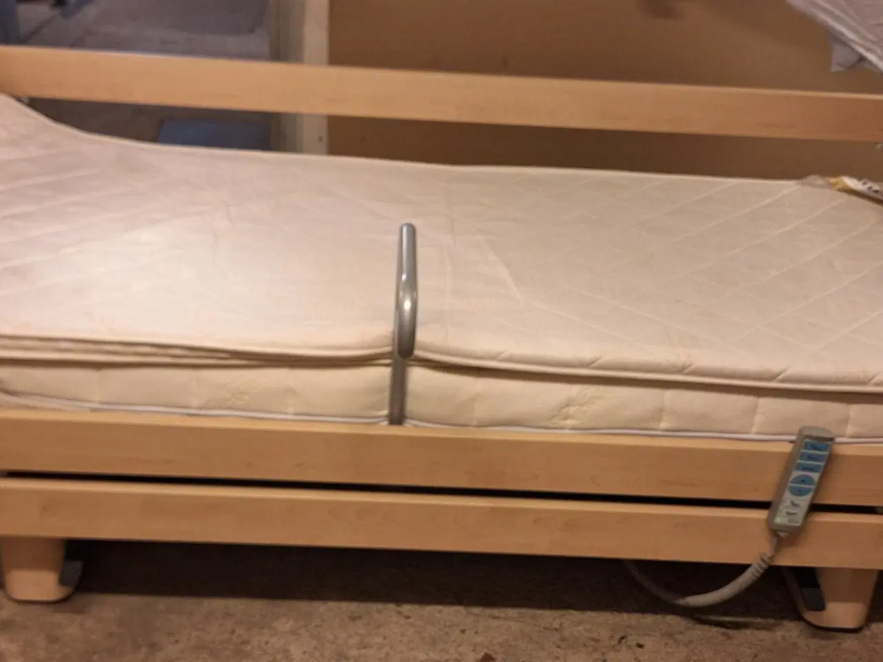 Billede 4 - Magnolia elevation træseng m. madras, lampe, greb