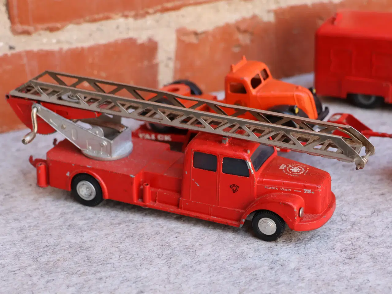 Billede 2 -  4 Stk Gl Tekno udryknings lastbiler + autotrailer