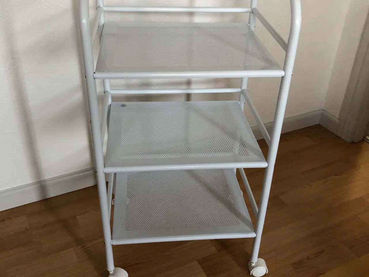 Billede 1 - Rullebord i metal med hylder.