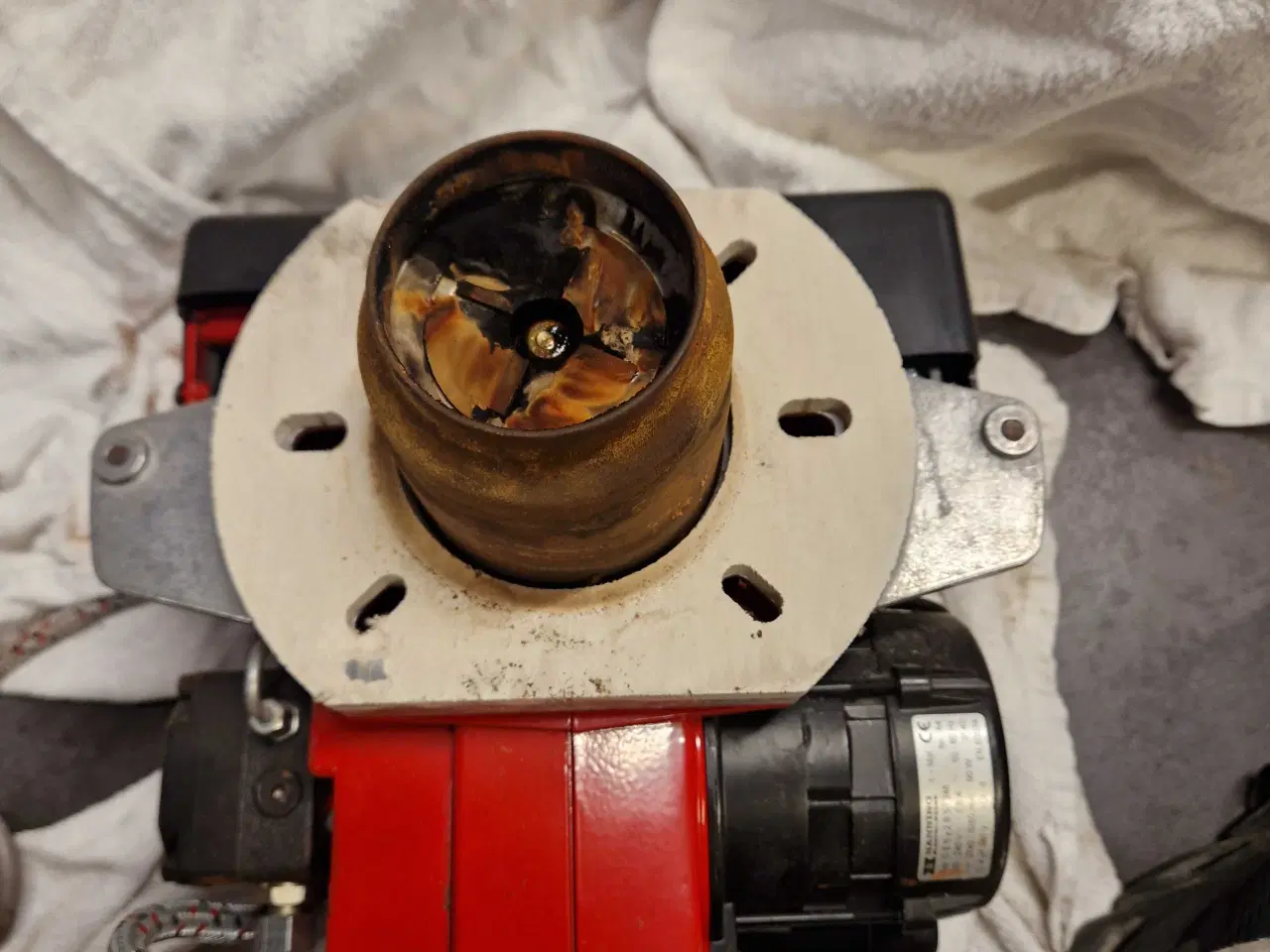 Billede 3 - Oliefyr er i god stand  har kørt som nødfyr