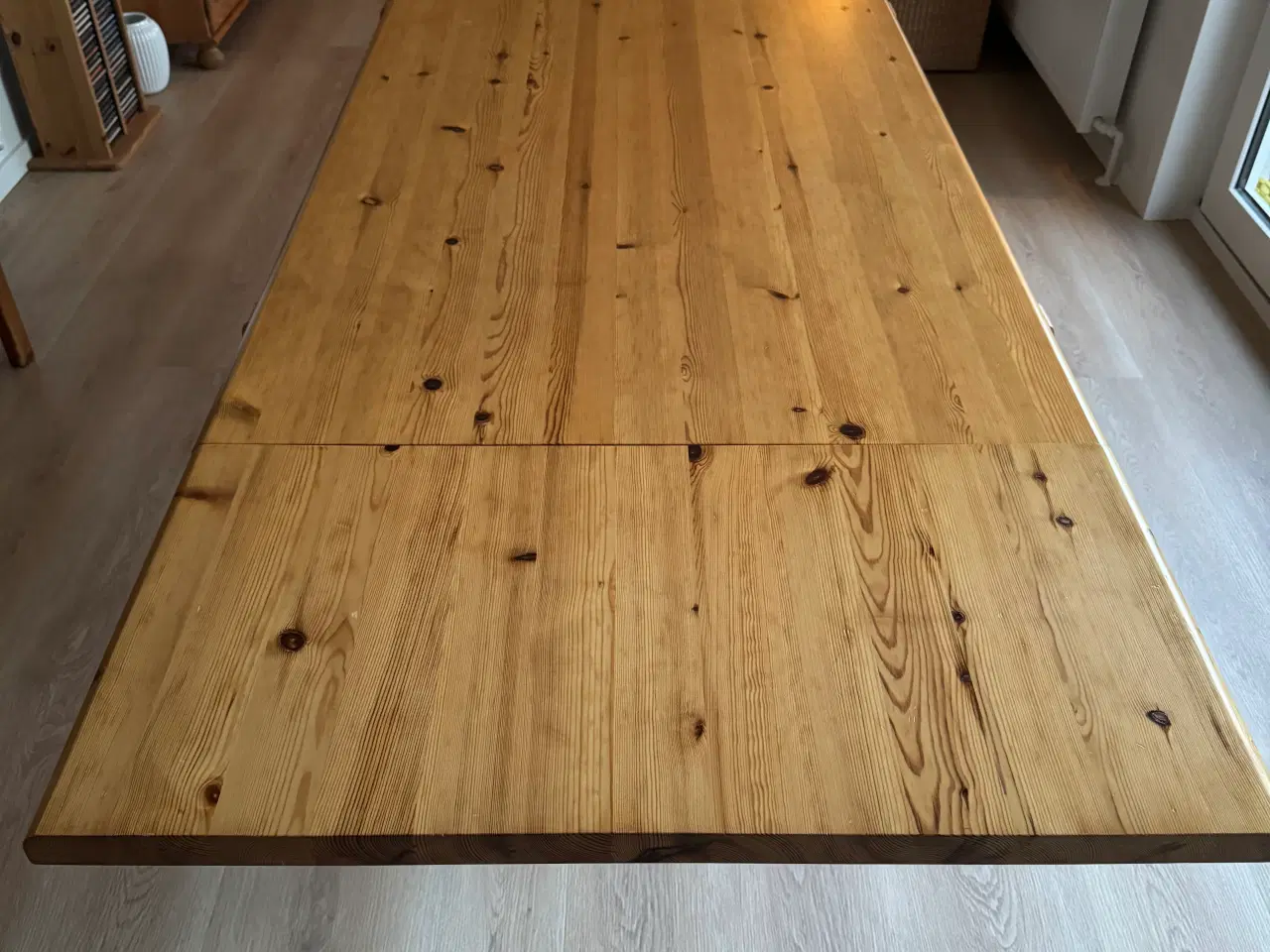Billede 2 - Massiv og solidt lakeret spisebord + 6 stole