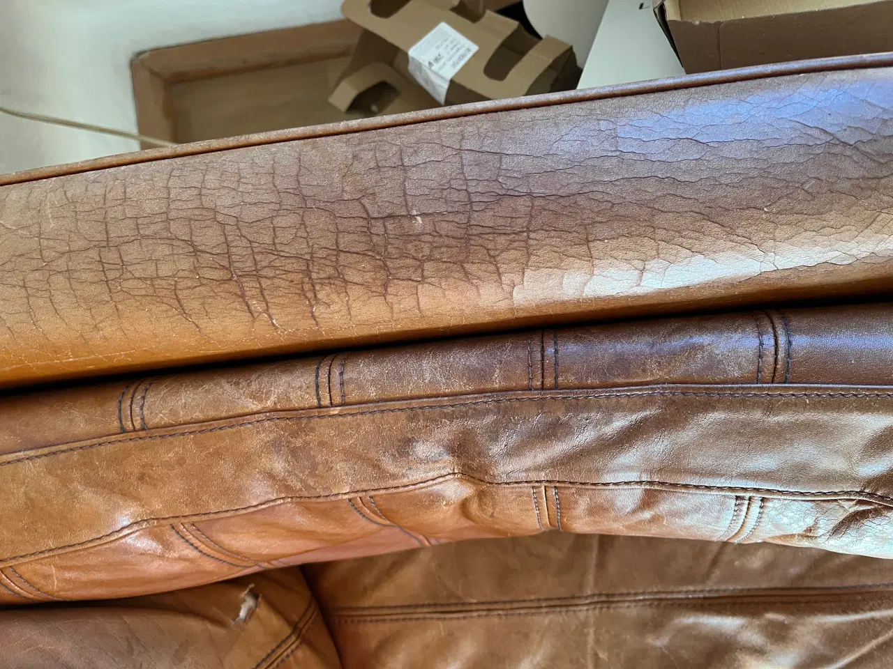 Billede 2 - Meget slidt 2 1/2 personers lædersofa