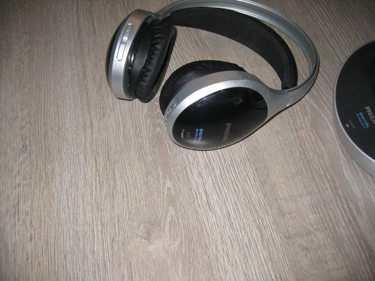 Billede 3 - Hovedtelefon med lader