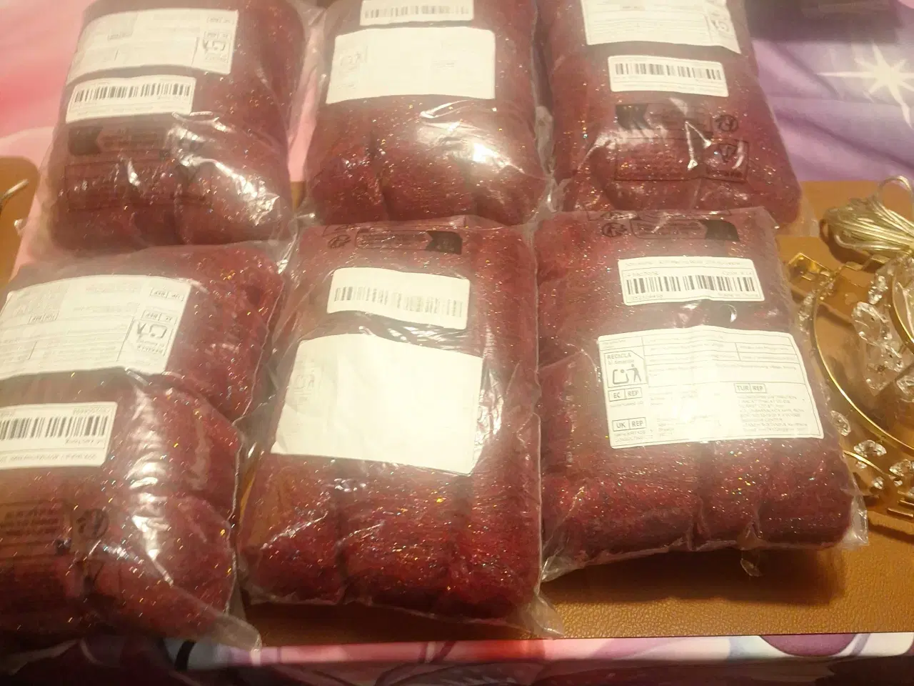 Billede 1 -  Garn  rød seks  pakke 