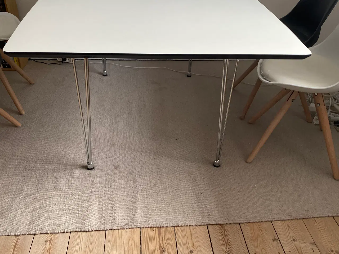 Billede 1 - Hvidt spisebord med ekstra plader