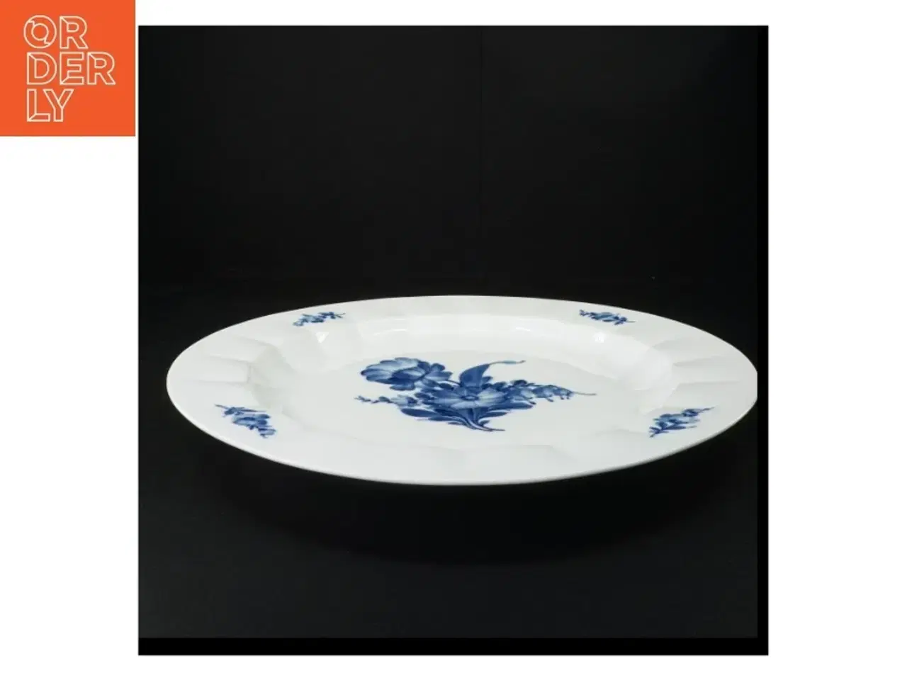 Billede 2 - Porcelænstallerken, Blå blomst fra Royal Copenhagen (str. 38 x 3 cm)