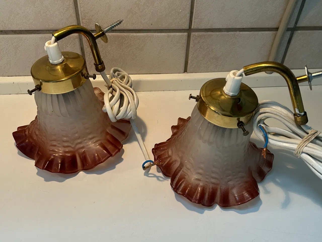 Billede 1 - 2 stk Glas pendler med rød kant og messing top