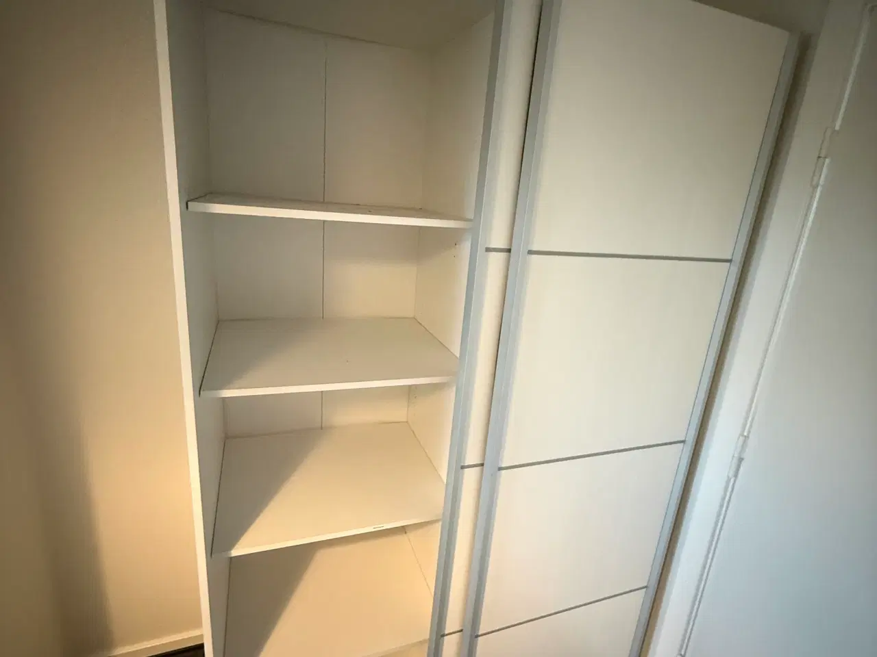 Billede 2 - Tvilum garderobeskab m. skydedøre og ekstra hylder