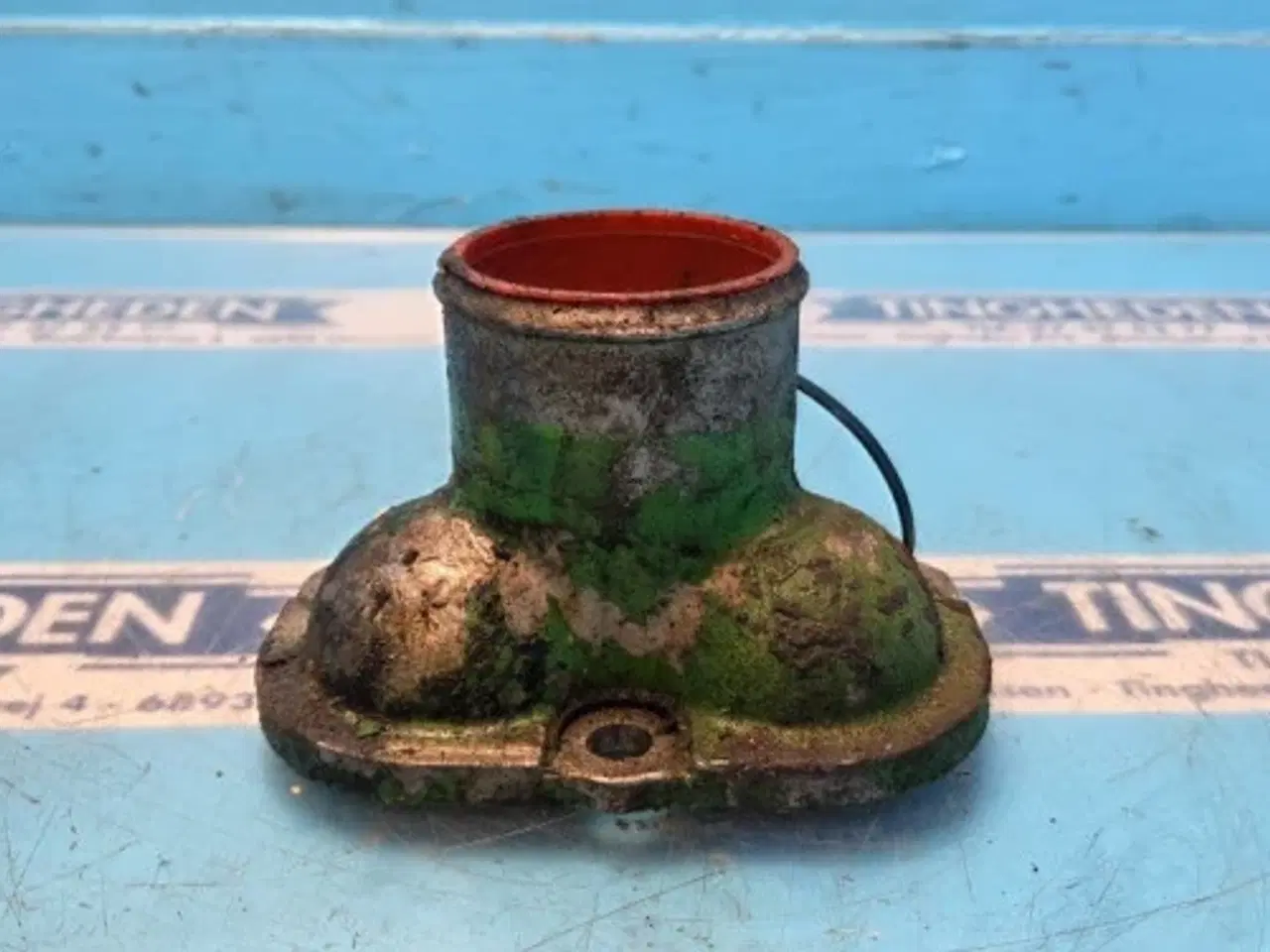 Billede 2 - John Deere 6125HZ001 Thermostat Døksel RE502570