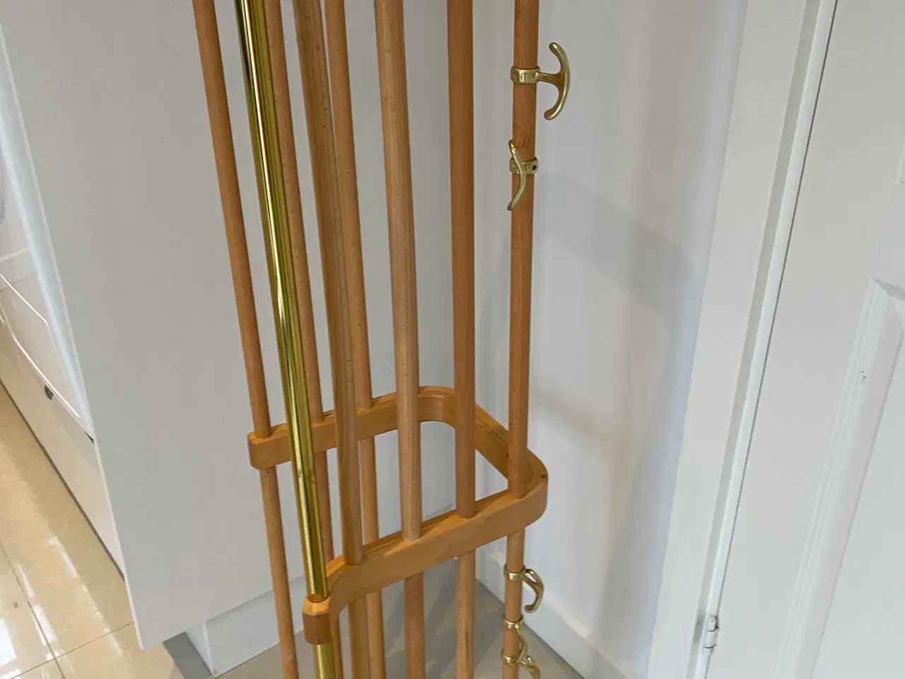 Billede 2 - Hattehylde med bøjlestang og knager – træ/messing 