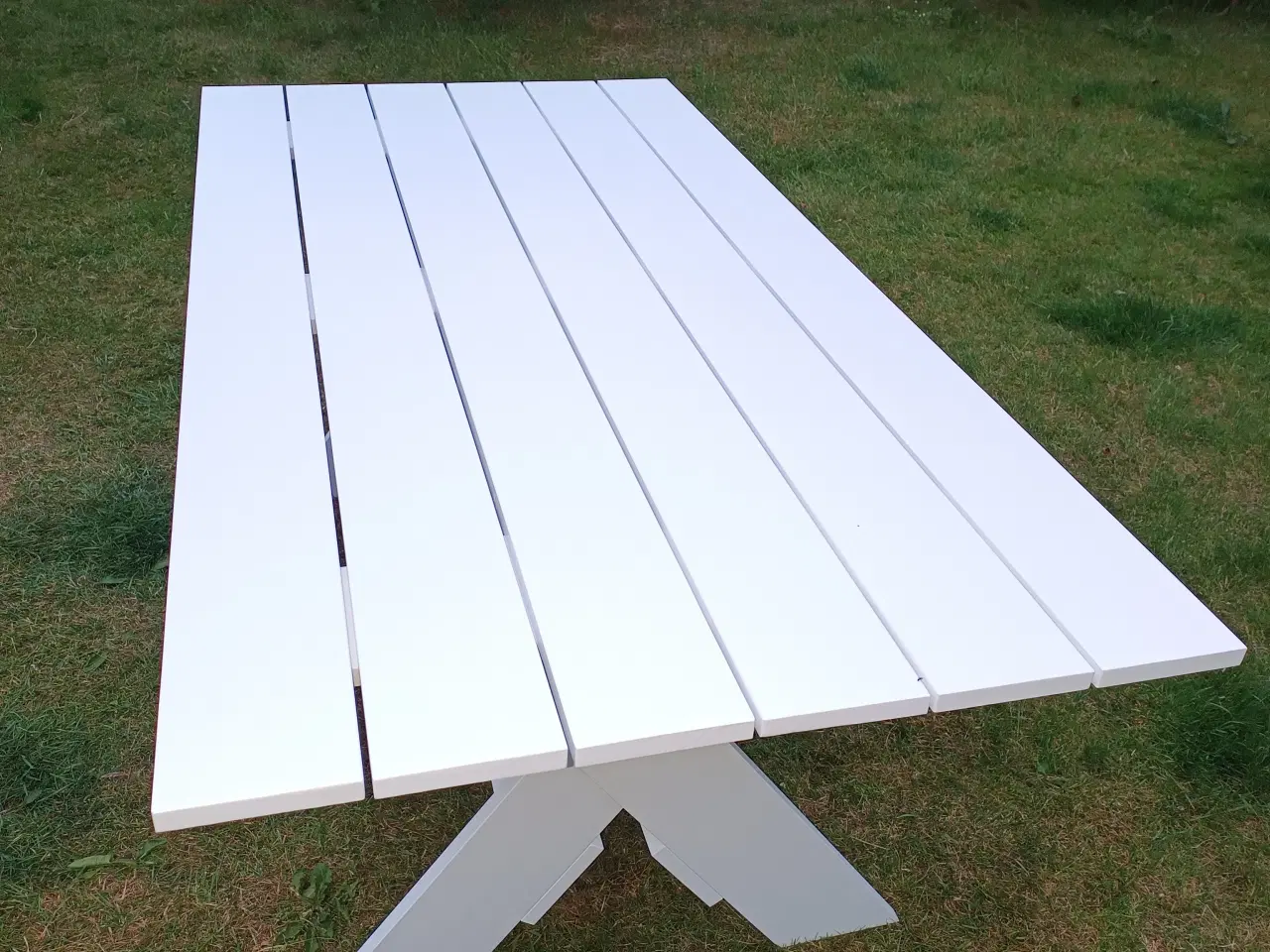 Billede 5 - Hvidt HAY Crate havebord i fyrretræ