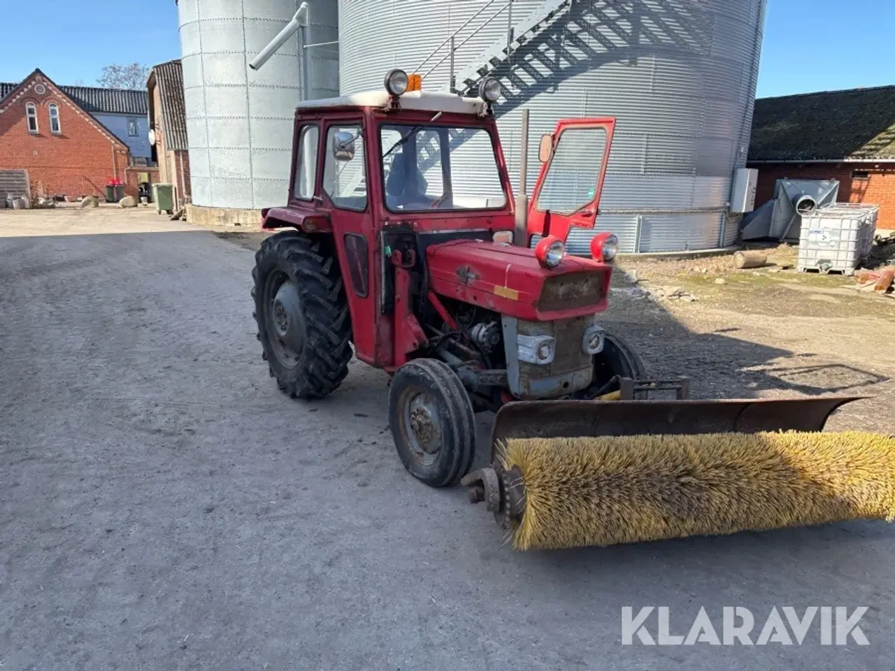 Billede 3 - Traktor Massey Ferguson 135 med fejekost